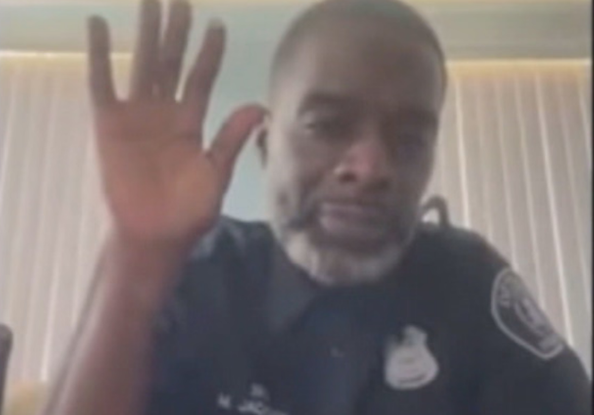Un agente de policía de Detroit comparece sin pantalones en una audiencia virtual y el vídeo se hace viral