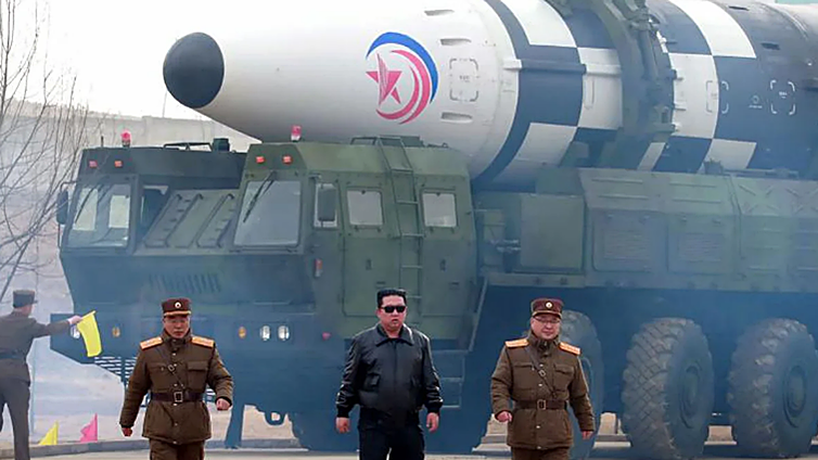 Vivimos en 'una casa llena de dinamita': la era de las superarmas, el nuevo equilibrio del terror