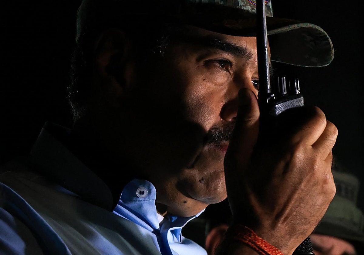 Esta fotografía distribuida por la oficina de prensa de la Presidencia venezolana muestra al presidente de Venezuela, Nicolás Maduro, hablando durante un despliegue militar