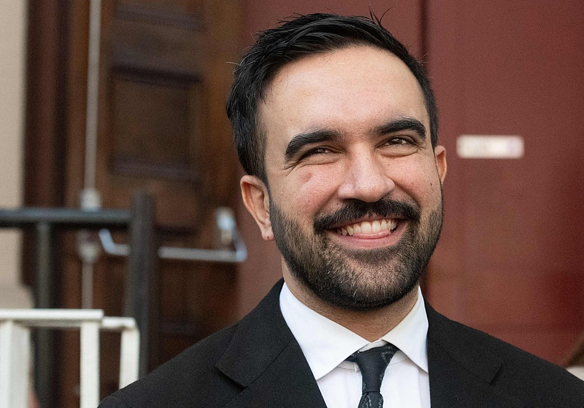 Hijo de padres indios, nacido en Uganda y criado en Nueva York desde los 7 años, Mamdani se formó entre la élite progresista y cultural de la ciudad