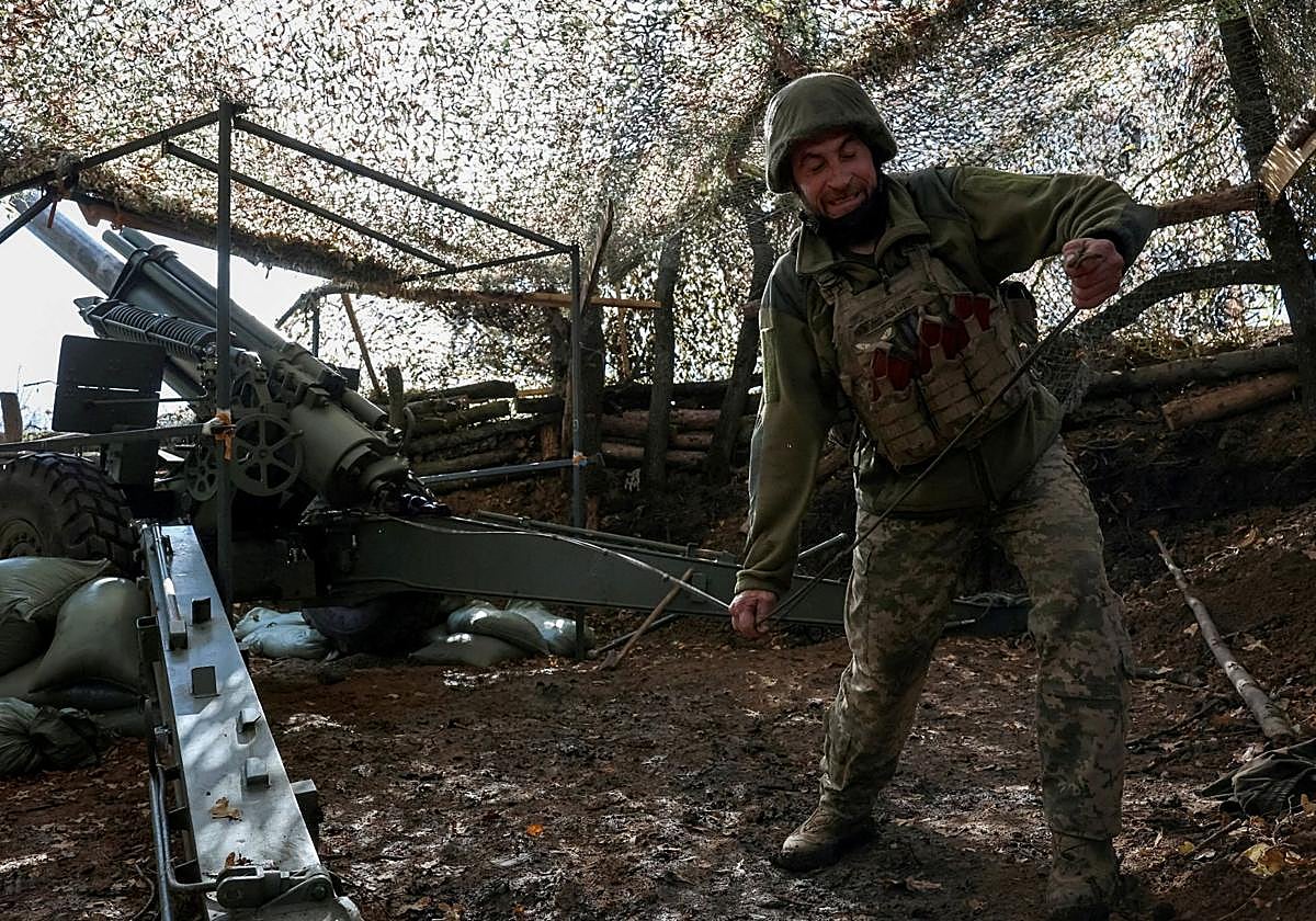Un artillero ucraniano dispara un mortero hacia las tropas rusas en el frente de Pokrovsk en la región de Donetsk