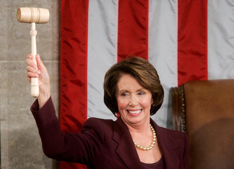Nancy Pelosi sostiene el mazo tras ser elegida por primera vez presidenta de la Cámara en enero de 2007.