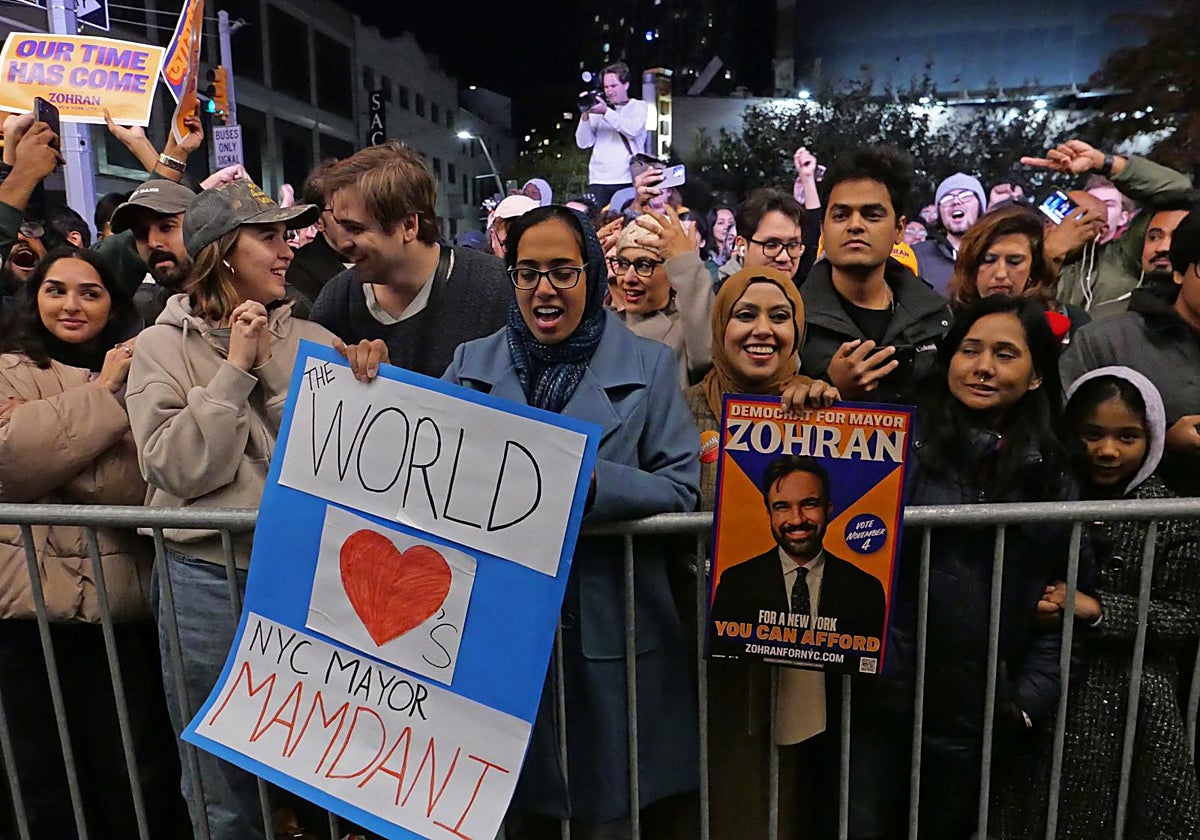 Seguidores de Zohran Mamdani celebran su victoria en las elecciones a la Alcaldía de Nueva York del pasado martes