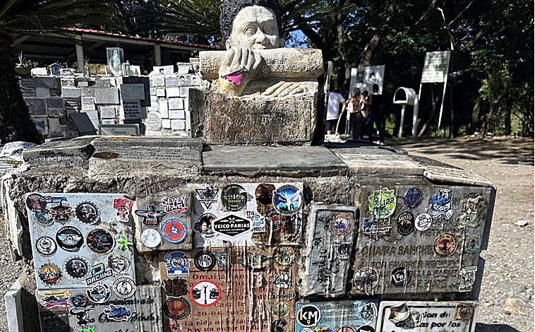 Imagen principal - Arriba, objetos ofrecidos a Omayra como muestra de devoción; debajo, a la izquierda, la tumba oficial, la derecha, la no oficial