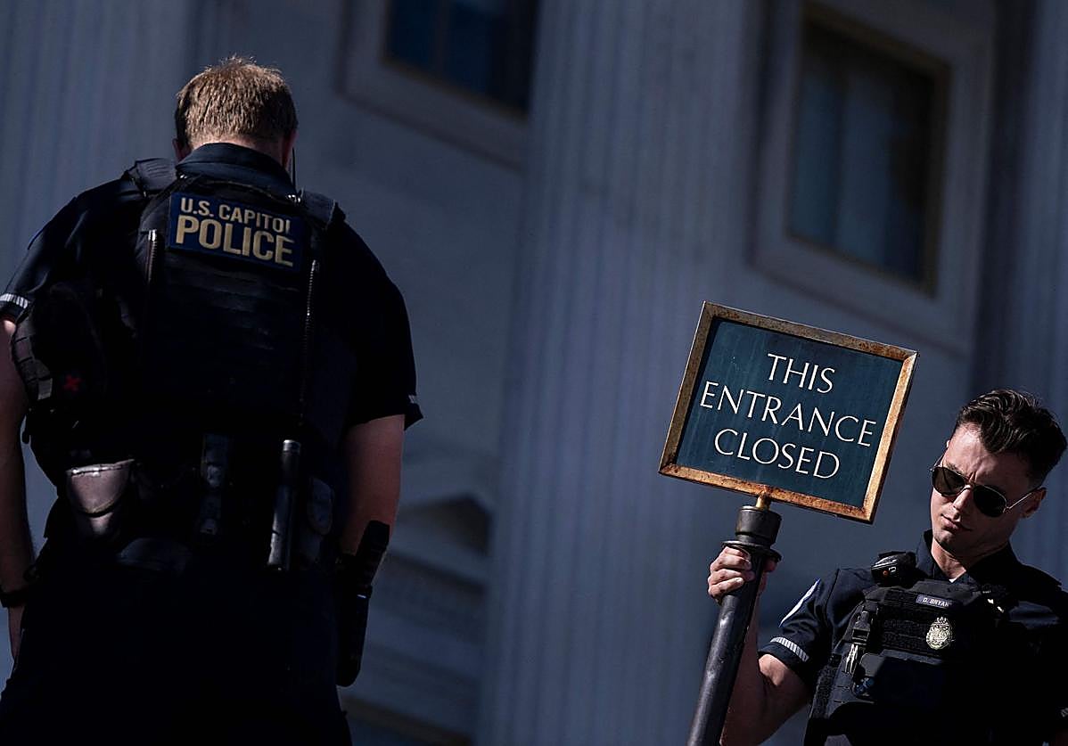 La Policía del Capitolio al edificio cierra la entrada mientras continúa la clausura del Gobierno de EE.UU.