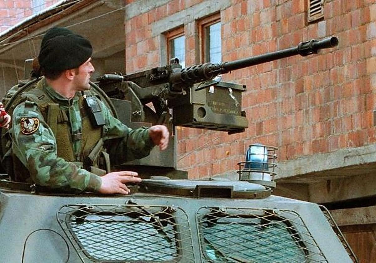 Un soldado yugoslavo en el sur de Kosovo