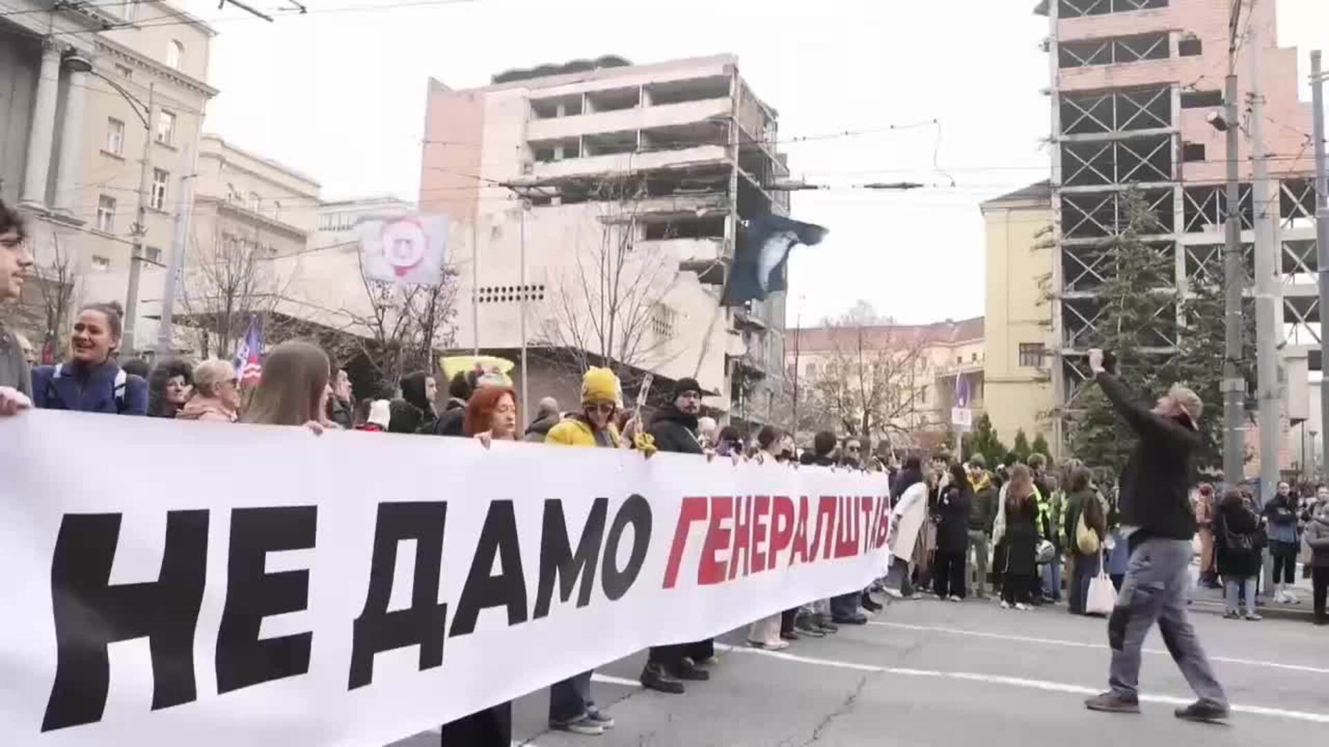 Protesta contra los planes de remodelación del antiguo edificio del Estado Mayor en Belgrado