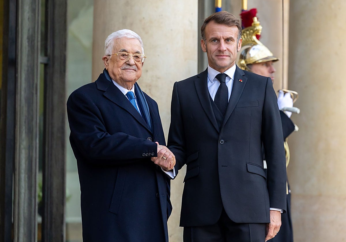 El presidente francés, Emmanuel Macron (der.), se reúne con el presidente de la Autoridad Nacional Palestina, Mahmud Abás (izq.), en París