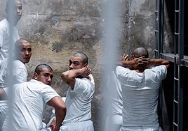 Un venezolano, tras su paso por la megacárcel de Bukele: «Cuando traté de respirar, me ahogué con mi sangre»