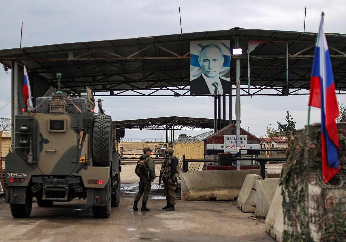 Entrada de la base militar siria de Hmeimim, arrendada por Rusia, en la provincia de Latakia, el 29 de diciembre de 2024