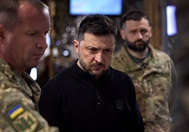 Zelenski se planta en el frente para reafirmar su liderazgo ante el avance ruso y los casos de corrupción