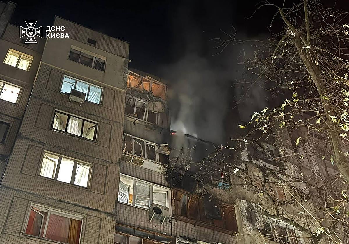Un incendio en un edificio residencial tras un ataque aéreo en Kiev