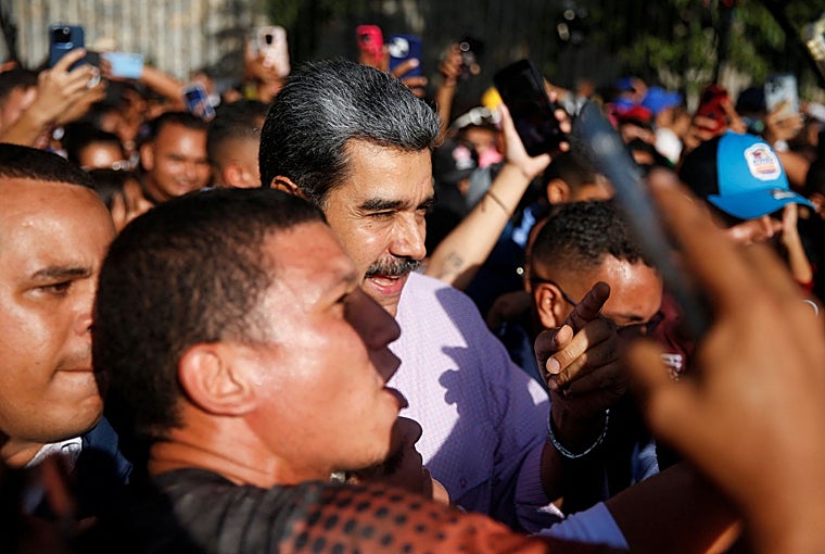 El líder chavista dándose un baño de pueblo en Caracas