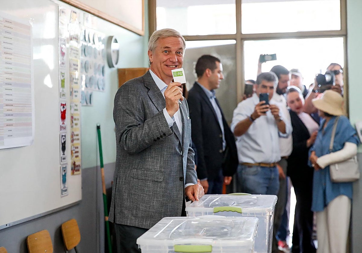 El candidato ultra, José Antonio Kast, en el momento de votar este domingo en Santiago de Chile