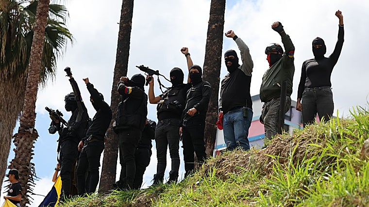 Colectivos, organizações paramilitares do chavismo, também participaram de exercícios militares.