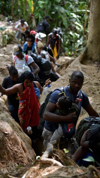 Migrantes haitianos cruzan la selva del tapón del Darién en su intento por llegar a Estados Unidos