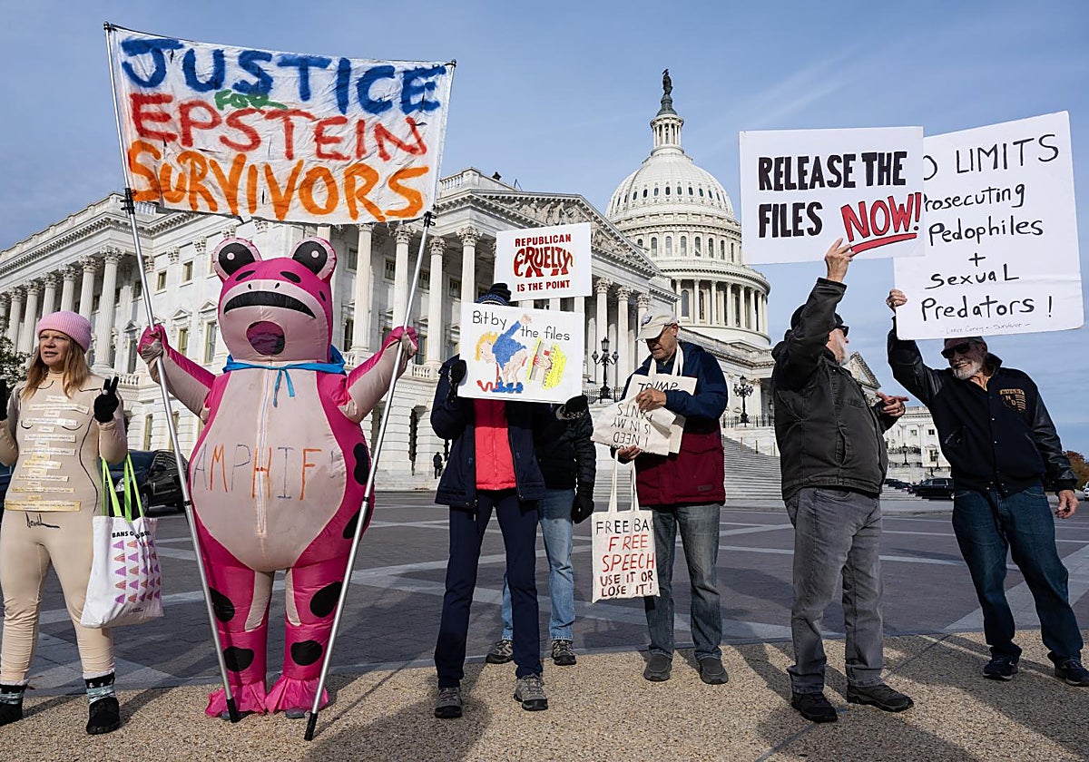 Protestas en el exterior del Capitolio exigiendo que se desclasifiquen los archivos de Epstein