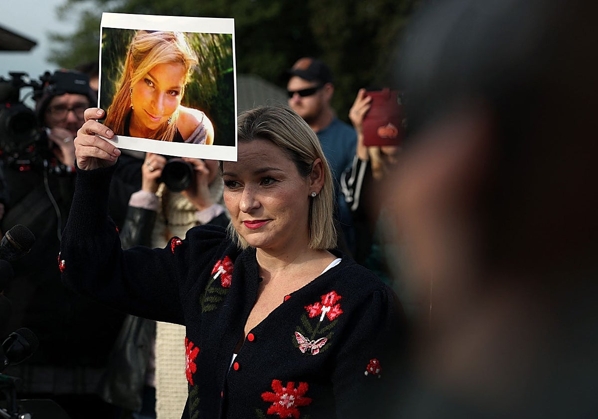 Danielle Bensky, sobreviviente de los abusos de Epstein, muestra una foto suya de joven durante una conferencia de prensa con legisladores sobre la Ley de Transparencia de los Archivos de Epstein