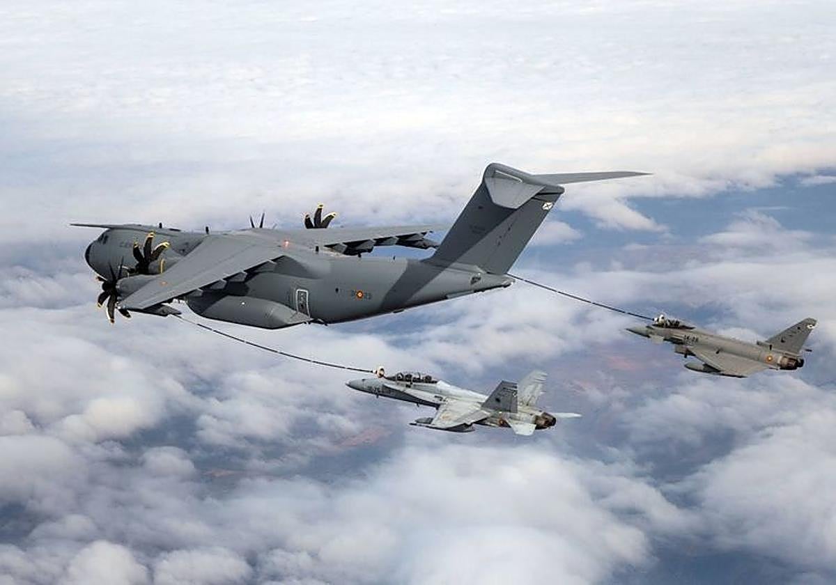 Un A400M español en vuelo con dos cazas Eurofighter y F-18 españoles