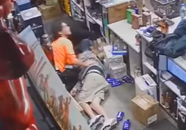Un ladrón simula ayudar a un empleado que sufría un infarto y roba casi 1.000 euros en una licorería de Portland en EE.UU.