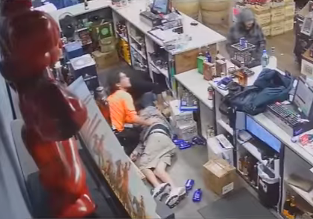 El ladrón registra al empleado infartado