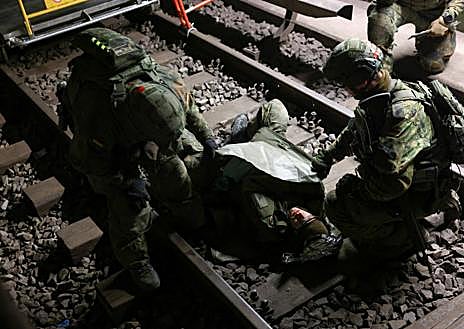 Imagem Secundária 1 - Tropas alemãs durante exercício de treinamento no metrô de Berlim. 
