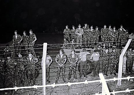 Imagen secundaria 1 - Manifestación organizada por el Partido Socialista junto al cuartel de los Comandos de Amadora, en la primera foto. En la segunda imagen, comandos del Cuartel de Amadora comandados por el general Ramalho Eanes. En la tercera foto, el general Ramalho Eanes, la tarde de 25 de noviembre de 1975 hablando a los periodistas diciendo que todo estaba bajo control en el Palacio de Belém