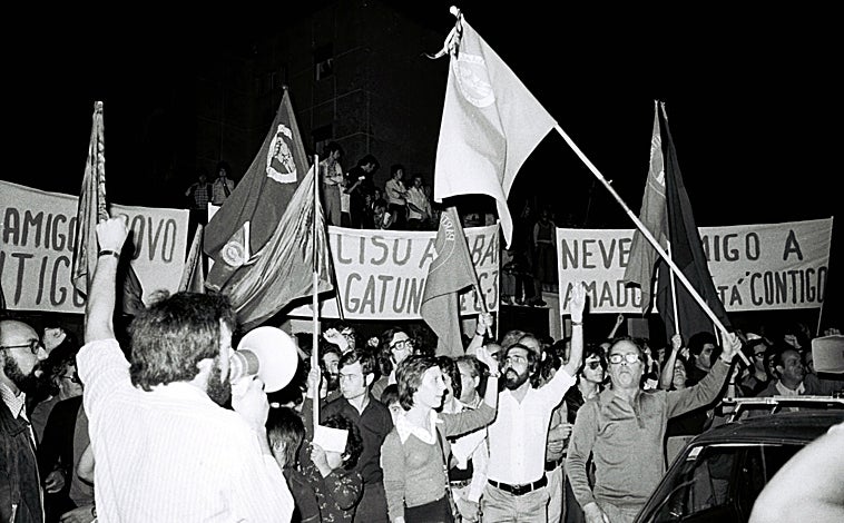 Imagen principal - Manifestación organizada por el Partido Socialista junto al cuartel de los Comandos de Amadora, en la primera foto. En la segunda imagen, comandos del Cuartel de Amadora comandados por el general Ramalho Eanes. En la tercera foto, el general Ramalho Eanes, la tarde de 25 de noviembre de 1975 hablando a los periodistas diciendo que todo estaba bajo control en el Palacio de Belém