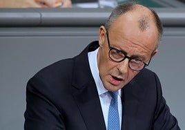 Merz, en sus horas más bajas mientras se debate el presupuesto de 2026 en el Parlamento alemán