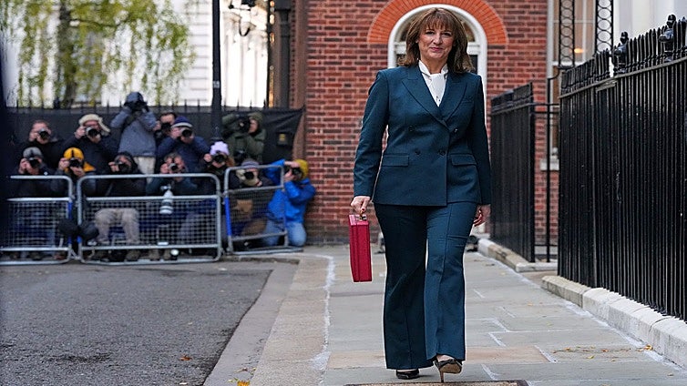 Una filtración  empaña la presentación del presupuesto británico y coloca a la ministra de Economía bajo una intensa presión política