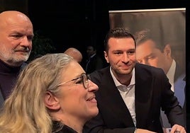 Jordan Bardella, agredido con un huevo en la cabeza durante una firma de libros