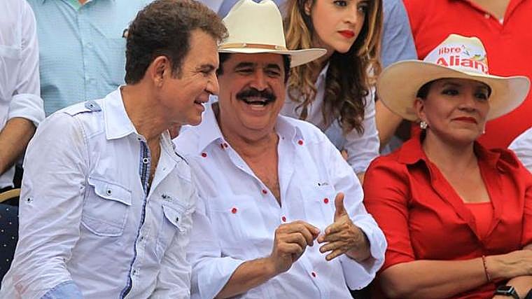Salvador Nasralla, a la izquierda, con el expresidente Manuel Zelaya y su esposa Xiomara Castro