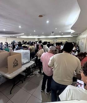 Imagen secundaria 2 - El ambiente, cargado de ansiedad y cansancio, refleja el desgaste de una jornada que comenzó tarde y que ya acumulaba retrasos en cada mesa