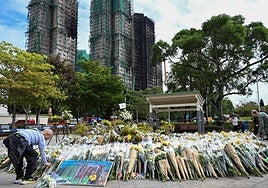 Los fallecidos del incendio de Hong Kong aumentan a 151 mientras las autoridades culpan a las redes que cubrían las fachadas