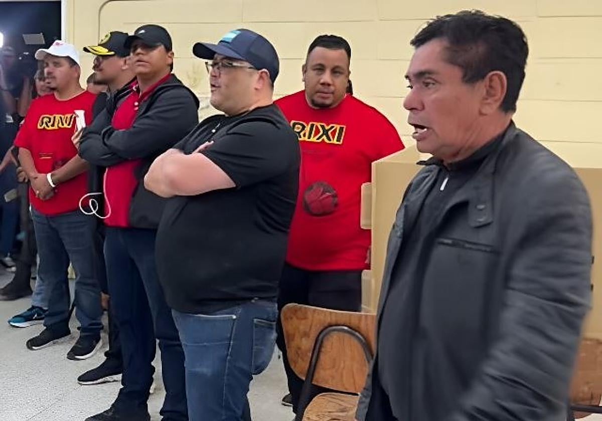 Un grupo de hombres, algunos con camisetas con el nombre de la candidata oficialista, asaltaron uno de los centros de votación este domingo en Tegucigalpa