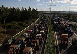 Manifestaciones de agricultores cortan la autopista que une el norte y sur de Grecia