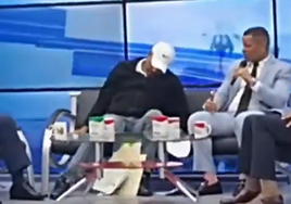 Muere un hombre tras sufrir un infarto en pleno directo mientras le hacían una entrevista en la televisión