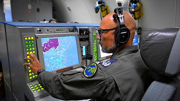 Un director táctico de Awacs de la OTAN evalúa la situación aérea y terrestre a bordo de uno de sus aparatos