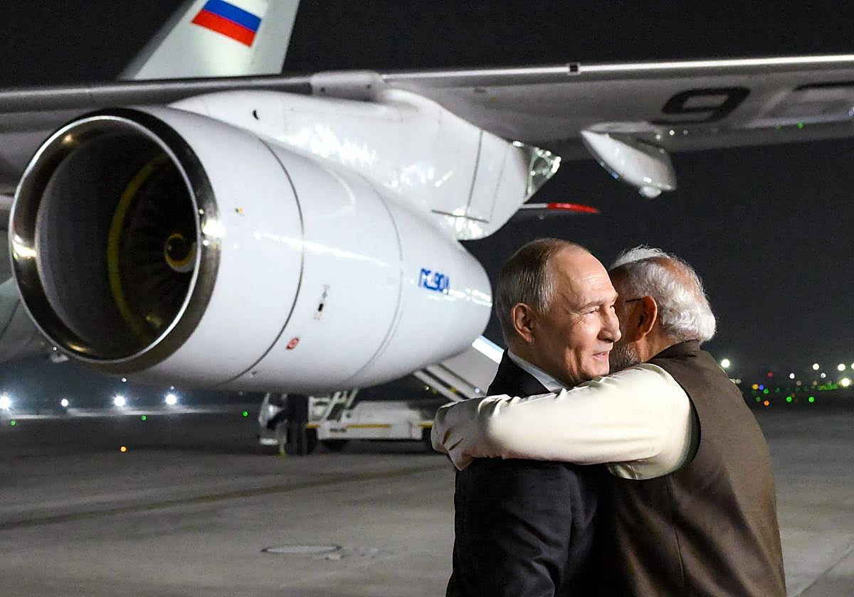 El primer ministro de la India, Narendra Modi, abraza al presidente ruso, Vladímir Putin, tras aterrizar en el país