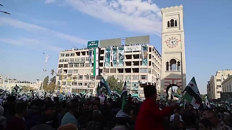 Miles de sirios salen a las calles de Hama a celebrar el primer año de la caída del régimen de Al Asad