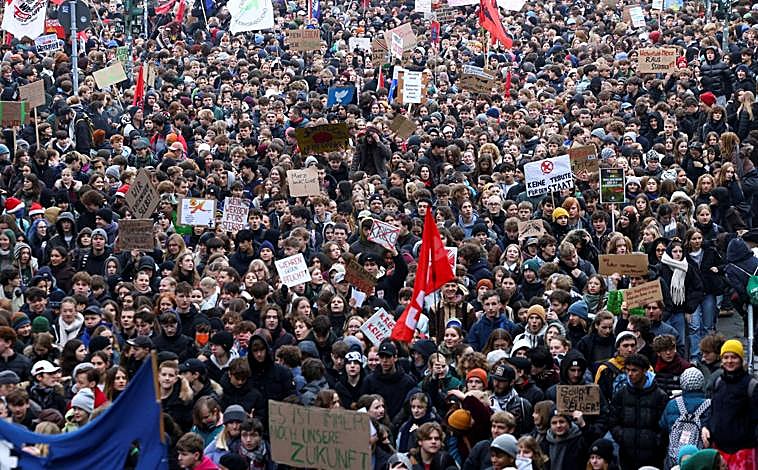 Main photo - Thousands of young people took to the streets to protest the return of military service