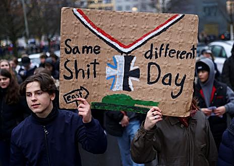 Secondary image 1- Thousands of young people took to the streets to protest the return of military service