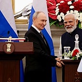 Putin y Modi se saludan en la cumbre bilateral que se está celebrando en Nueva Delhi