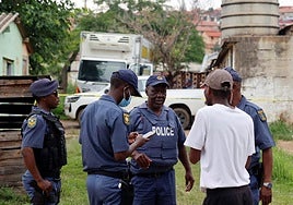 Al menos 11 muertos, tres de ellos menores, en un tiroteo en un bar de Sudáfrica