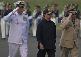 El presidente de Colombia , Gustavo Petro (centro), el comandante general de las Fuerzas Militares, almirante Francisco Cubides (izq.), y el jefe del Estado Mayor Conjunto de las Fuerzas Militares, general Hugo López