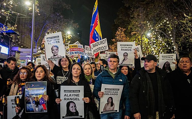Main image - Opponent Leopoldo López leads the march in Madrid, where the image of María Corina Machado was very present and posters against the Chavista dictator were abundant 