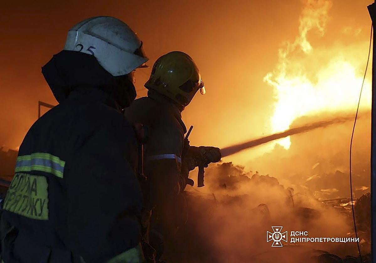 Unos bomberos tratan de extinguir el fuego desatado tras un ataque ruso en la región de Dnipropetrovsk