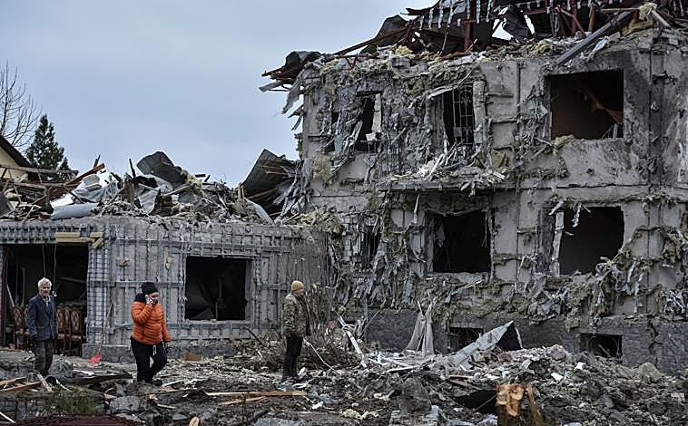 Imagen principal - Los bombardeos rusos alcanzaron cerca de 30 puntos diferentes. En las imágenes, los sufridos en Slobozhanske, en la región de Dnipro, y Kiev, y una estación de metro de la capital donde se refugiaron numerosos ciudadanos