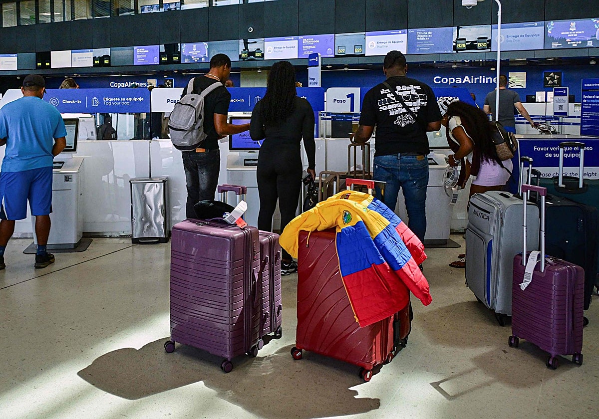 Venezolanos varados en los aeropuertos de todo el mundo. En imagen, esta semana en el de Panamá