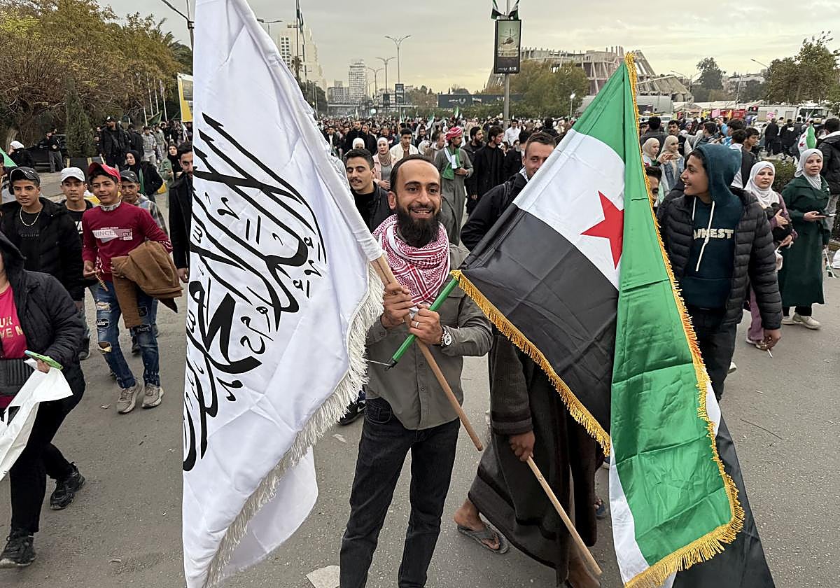 Los sirios, como Mohamed Al Sheij Alim, salen a la calle a conmemorar el primer aniversario de la caída del régimen de Bashar al Assad